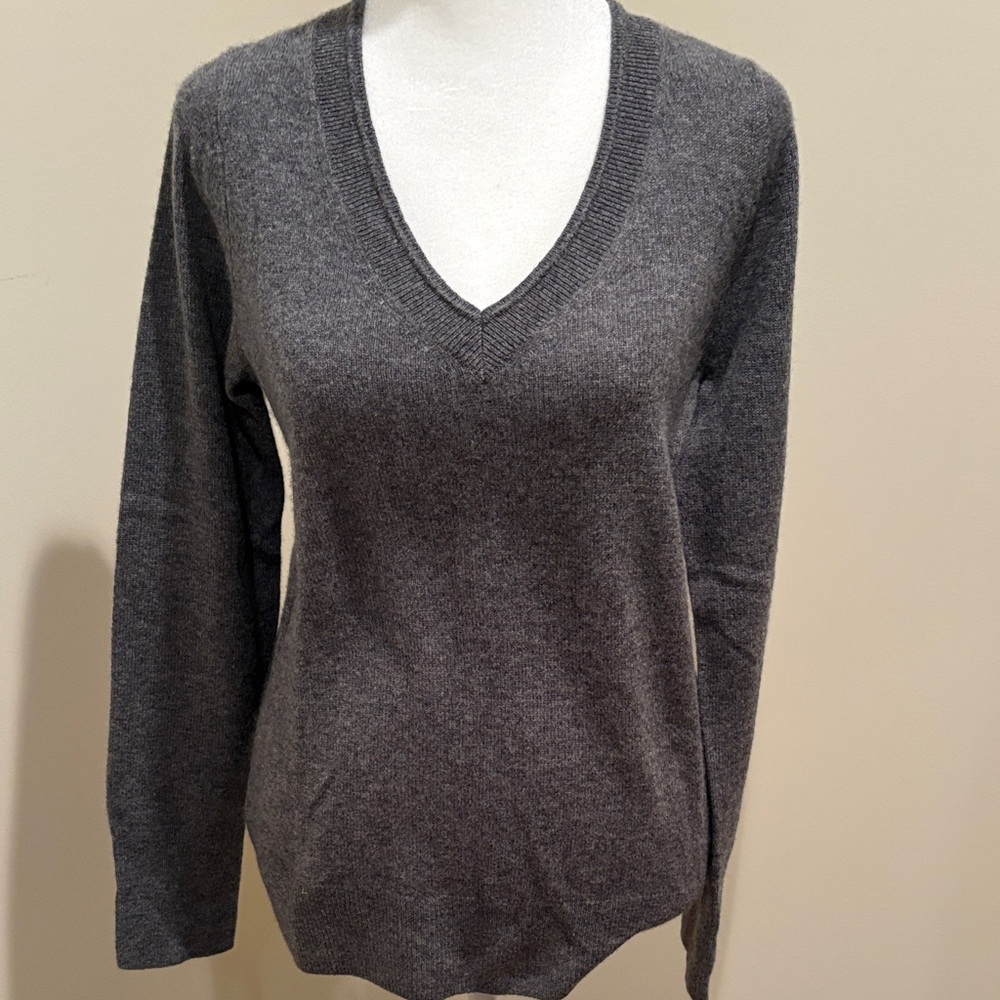 Halogen Charcoal V-Neck Women's Cashmere Sweater